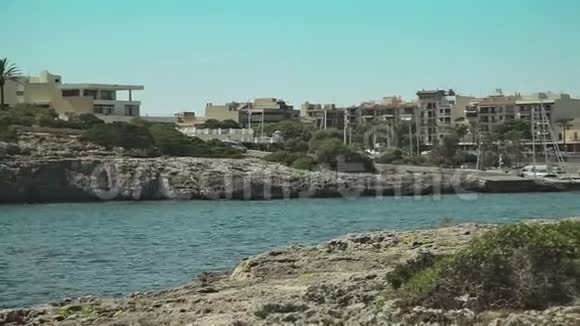 有海滩和游艇的海湾西班牙停车场为游艇在一个省城波尔图克里斯托马略卡视频的预览图