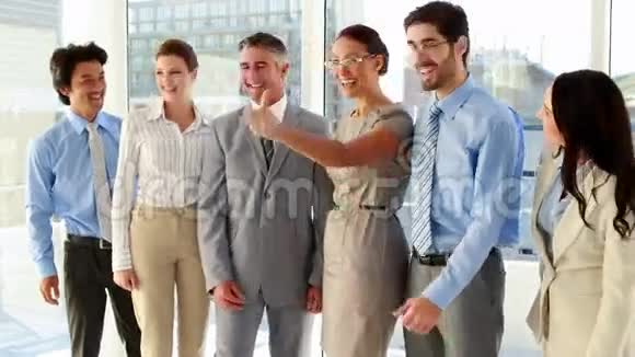 商业团队对镜头竖起大拇指视频的预览图