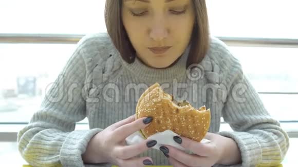 快餐有胃口吃汉堡的年轻女人视频的预览图