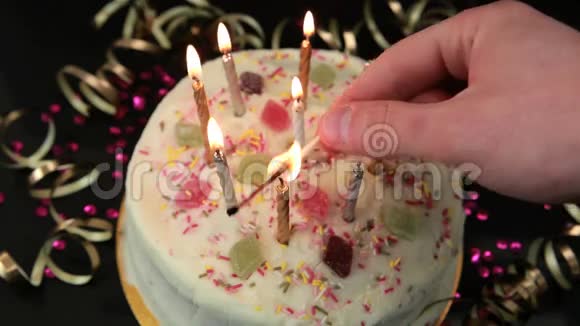 手在生日蛋糕上点蜡烛视频的预览图