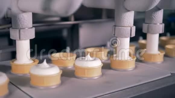 在冰淇淋工厂工作的生产线快关门视频的预览图
