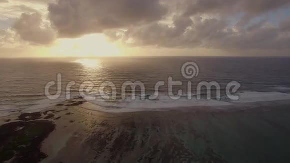 金色夕阳下的海景鸟瞰视频的预览图