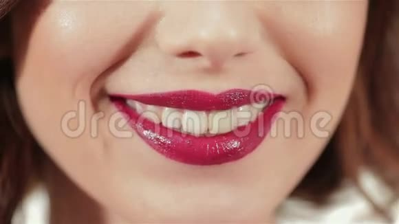 年轻美女的特写嘴唇化妆视频的预览图