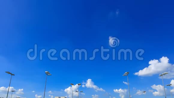 带蓝天和云彩的室外空网球场视频的预览图
