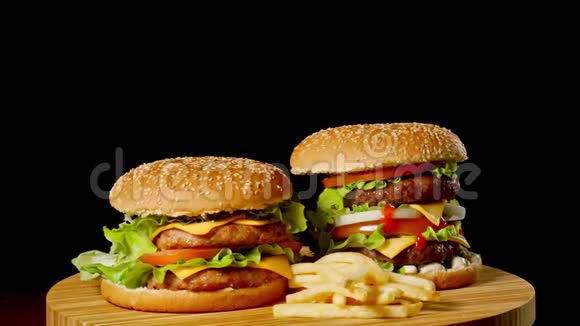美味的烤汉堡视频的预览图