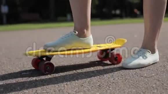少女踩短现代滑板视频的预览图