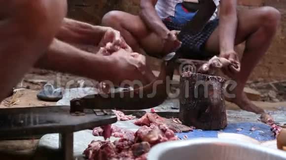 男人割宰动物的肉视频的预览图