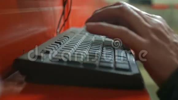 男人在键盘上打字视频的预览图