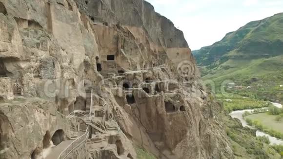 瓦尔齐亚洞穴修道院复杂的岩石雕刻山里的洞穴小镇视频的预览图