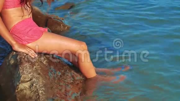 小女孩在海里沐浴着生活方式的岩石和石头少女的女儿在海浪中游泳视频的预览图