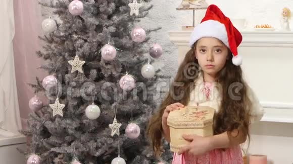 小可爱女孩打开圣诞礼品盒视频的预览图