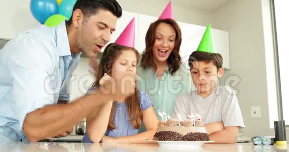 父亲为儿子点燃生日蛋糕上的蜡烛视频的预览图