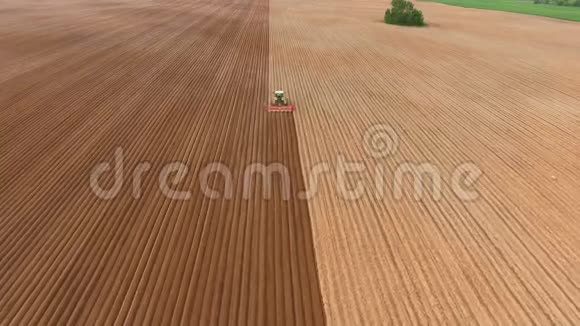 农民播种大田播种空中观景视频的预览图