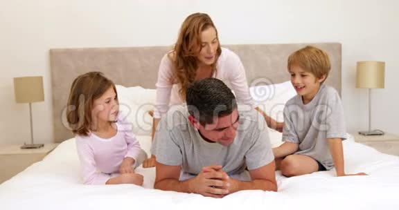 可爱的父母和孩子躺在床上乱搞视频的预览图