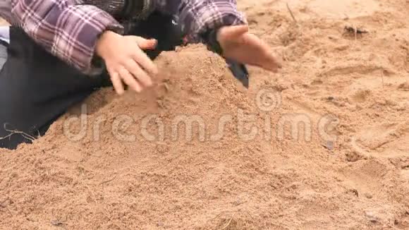 玩沙子的小孩的手视频的预览图