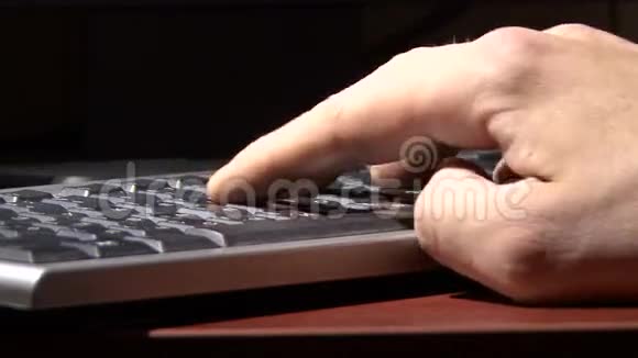 把手放在键盘上视频的预览图