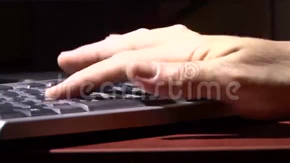 把手放在键盘上视频的预览图