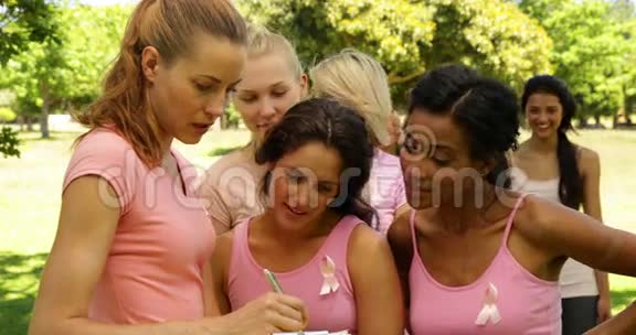 妇女在公园举办乳腺癌宣传活动视频的预览图