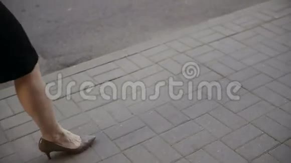 腿女商人在旧城散步慢节奏视频的预览图
