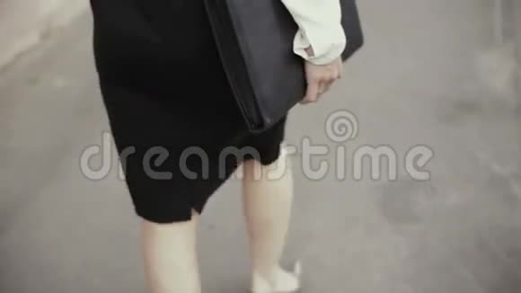 腿女商人在旧城散步慢节奏视频的预览图