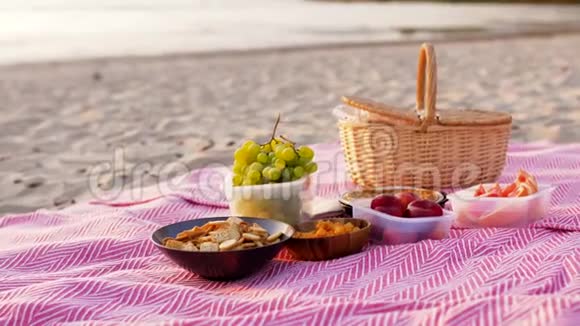 沙滩毛毯上的食物和野餐篮视频的预览图