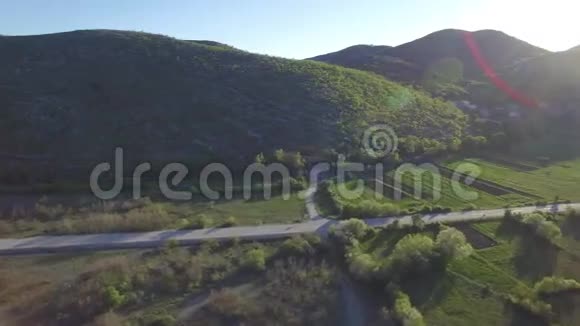 从空中俯瞰波斯尼亚公路视频的预览图