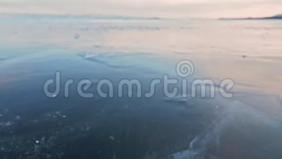 浮冰在令人惊叹的山景背景下在冰上旋转慢动作相机在移动视频的预览图