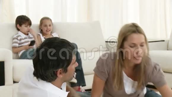 家庭在客厅放松视频的预览图