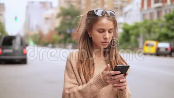 hipster女孩在户外移动通讯视频的预览图