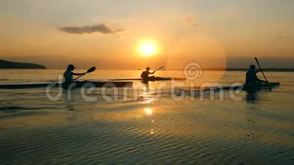 日落水景与人划船视频的预览图