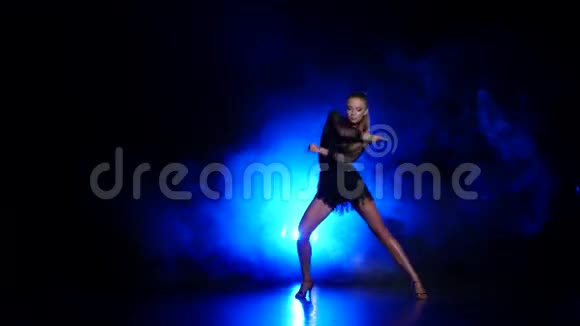 女孩跳伦巴舞抽烟深色背景蓝色背光视频的预览图