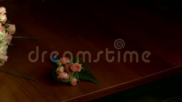 结婚花束放在桌子上蝴蝶领带旁边视频的预览图