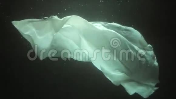 白色毯子漂浮着深色背景的水下镜头视频的预览图