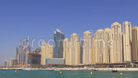 阳光明媚的一天迪拜码头jbr块海滩全景4kuu视频的预览图