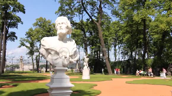 夏日花园中的寓言雕塑视频的预览图