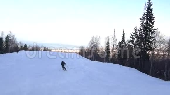 滑雪者在冬季滑雪坡视频的预览图
