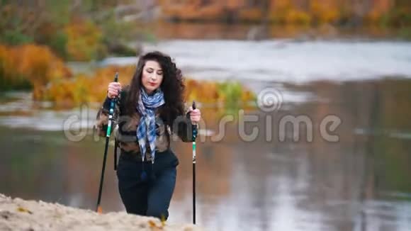 年轻漂亮的女人在徒步旅行斯堪的纳维亚人散步视频的预览图