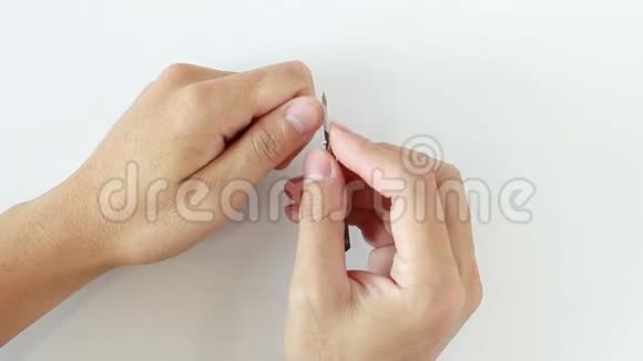 用指甲剪剪指甲视频的预览图