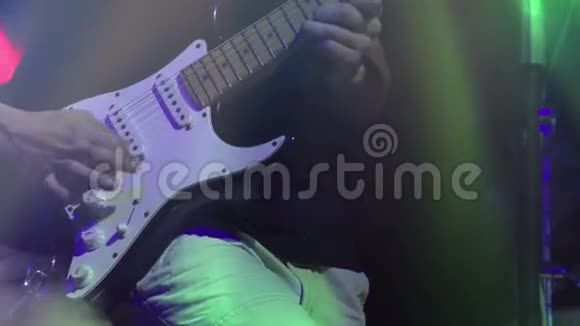 摇滚音乐会的电动吉他视频的预览图