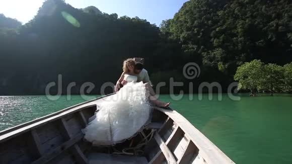 欧洲婚礼情侣坐长尾船视频的预览图