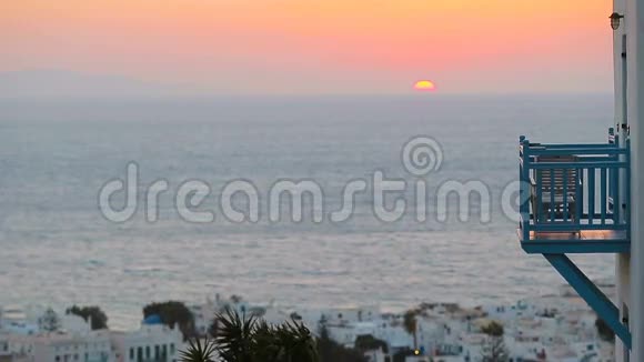 美丽的彩色日落令人惊叹的希腊小镇Mykonos视频的预览图