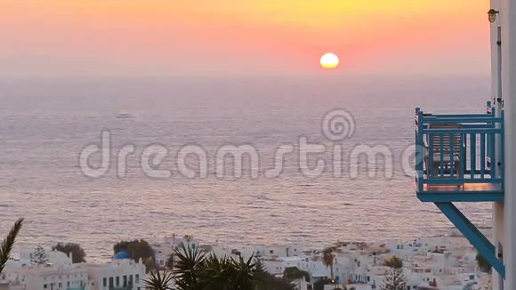 美丽的彩色日落令人惊叹的希腊小镇Mykonos视频的预览图