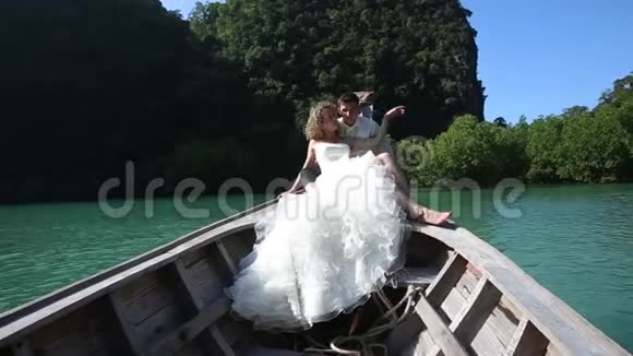 欧洲婚礼情侣坐长尾船视频的预览图