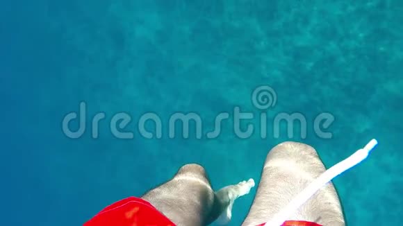 穿着红色泳装在海里游泳慢动作视频的预览图