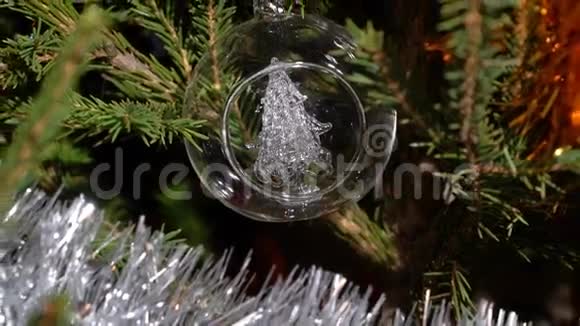 一个玻璃圣诞树装饰物放大视频的预览图
