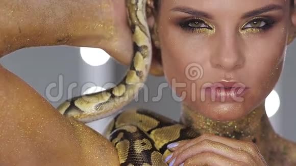 有身体艺术的女人抱着蛇视频的预览图