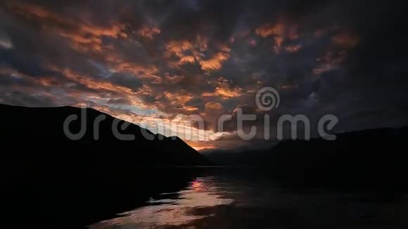 在山上日落黑山山脉日落苏视频的预览图