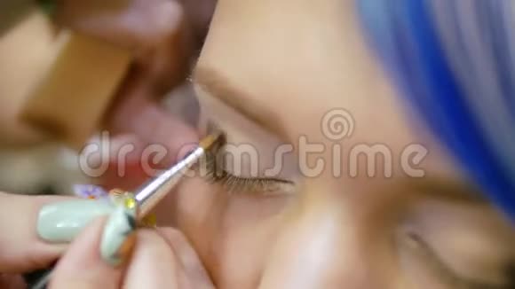 职业化妆师一个蓝发的年轻女孩视频的预览图