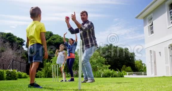 快乐的一家人玩板球视频的预览图