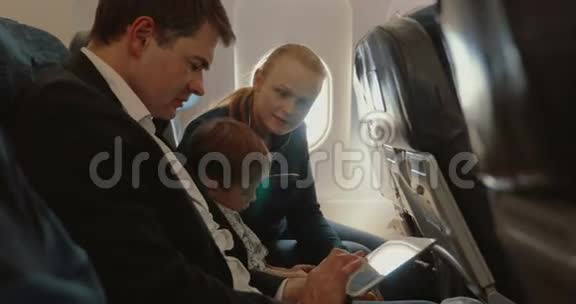 三口之家坐飞机带智能手机和视频的预览图